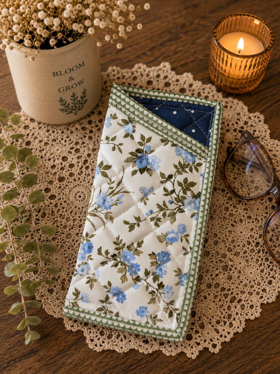 Quilted glasses pouch