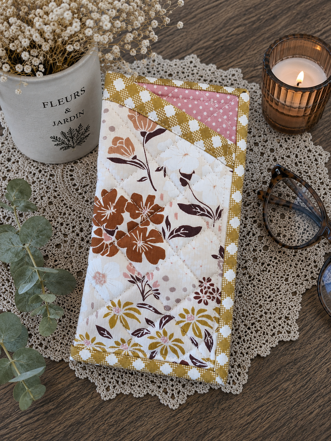 Quilted glasses pouch