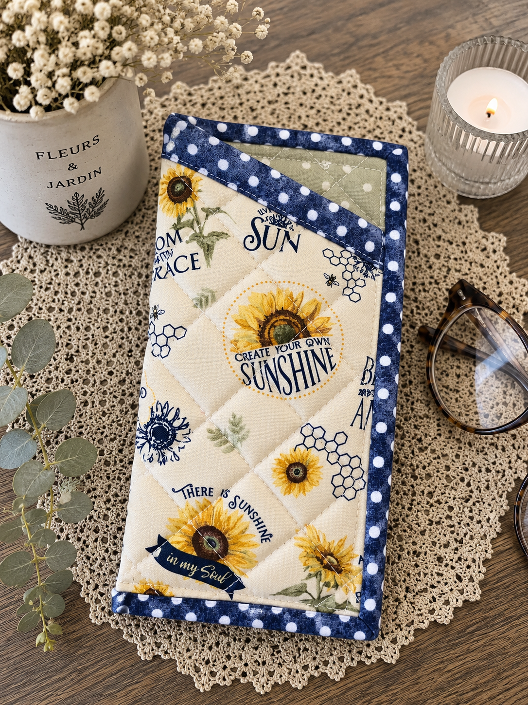 Quilted glasses pouch